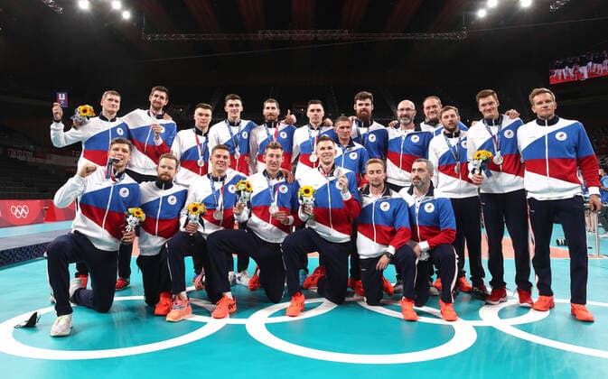 Tokio 2020 im Jahr 2021, Volleyball, Herren, Siegerehrung TOKYO, JAPAN - AUGUST 8, 2021: Team ROC players and coaching staff (silver) pose for a photograph during the victory ceremony for the men s volleyball event at Ariake Arena during the 2020 Summer Olympic Games, Olympische Spiele, Olympia, OS Sergei Bobylev TASS  TS10BECF