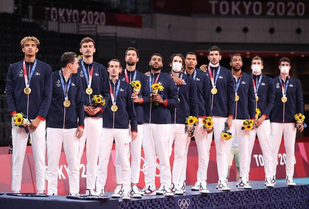 Tokio 2020 im Jahr 2021, Volleyball, Herren, Siegerehrung TOKYO, JAPAN - AUGUST 8, 2021: The French team (gold) are seen during the victory ceremony for the men s volleyball event at Ariake Arena during the 2020 Summer Olympic Games, Olympische Spiele, Olympia, OS Sergei Bobylev TASS  TS10BED0