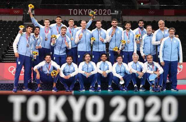 Tokio 2020 im Jahr 2021, Volleyball, Herren, Siegerehrung TOKYO, JAPAN - AUGUST 8, 2021: The Argentinian team (bronze) pose for a photograph during the victory ceremony for the men s volleyball event at Ariake Arena during the 2020 Summer Olympic Games, Olympische Spiele, Olympia, OS Sergei Bobylev TASS  TS10BED2