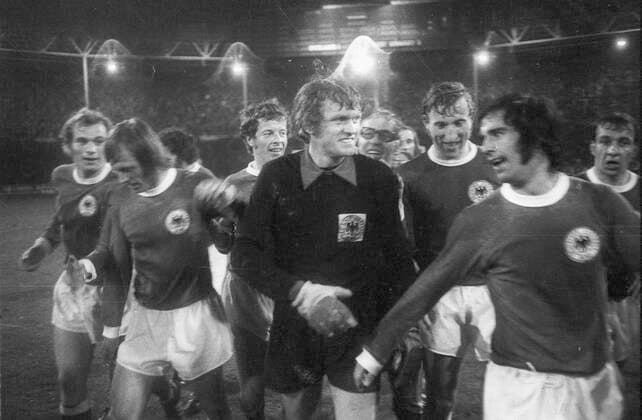 European Championship 1972 quarter-final first leg England Germany 1 3 29 04 1972 at Wembley Germany in London German players celebrate the victory, from left Uli Hoeneß, Siegfried Held, Herbert Wimmer, Sepp Maier,a fan,xGeorg Schwarzenbeck, Gerd Müller and Höttges HM