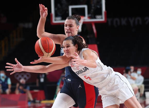Tokio 2020 im Jahr 2021, Basketball Damen, Spiel um Platz 3, Serbien - Frankreich (210807) -- SAITAMA, Aug. 7, 2021 -- Sonja Vasic (front) of Serbia competes during the women s basketball bronze medal match between Serbia and France at the Tokyo 2020 Olympic Games, Olympische Spiele, Olympia, OS in Saitama, Japan, Aug. 7, 2021. ) (TOKYO2020)JAPAN-SAITAMA-OLY-BASKETBALL-WOMEN S BRONZE MEDAL MATCH PanxYulong 