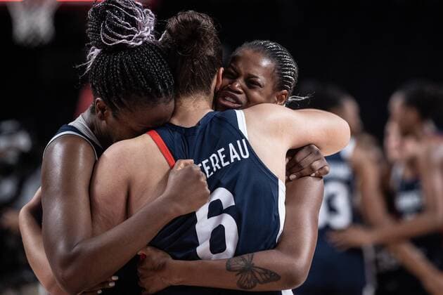 Tokio 2020 im Jahr 2021, Basketball Damen, Spiel um Platz 3, Serbien - Frankreich (210807) -- SAITAMA, Aug. 7, 2021 -- Players of France celebrate after the women s basketball bronze medal match between Serbia and France at the Tokyo 2020 Olympic Games, Olympische Spiele, Olympia, OS in Saitama, Japan, Aug. 7, 2021. ) (TOKYO2020)JAPAN-SAITAMA-OLY-BASKETBALL-WOMEN S BRONZE MEDAL MATCH PanxYulong 