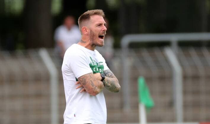 v li Coach Tobias Strobl 1 FC Schweinfurt 05 gives instructions, gesticulates, gesticulate with arms, gives instructions, gesticulate, single image, 07 08 2021, Schweinfurt Germany , Football, Regionalliga Bayern, 1 FC Schweinfurt 05 1 FC Nürnberg II, DFB DFL REGULATIONS PROHIBIT ANY USE OF PHOTOGRAPHS AS IMAGE SEQUENCES AND OR QUASI VIDEO xfsx