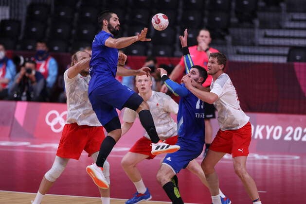 (210807) -- TOKYO, Aug. 7, 2021 -- Nikola Karabatic (top) of France competes during Men s Gold Medal Match of Handball between France and Denmark at Tokyo 2020 Olympic Games, Olympische Spiele, Olympia, OS in Tokyo, Japan, Aug 7, 2021. ) (TOKYO2020)JAPAN-TOKYO-OLY-HANDBALL-GOLD MEDAL MATCH DuxXiaoyi 