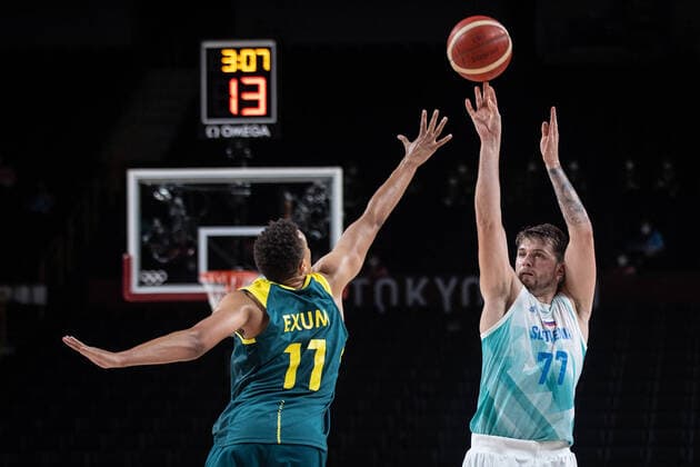 (210807) -- SAITAMA, Aug. 7, 2021 -- Luka Doncic (R) of Slovenia competes during the men s basketball bronze medal match between Slovenia and Australia at the Tokyo 2020 Olympic Games, Olympische Spiele, Olympia, OS in Saitama, Japan, Aug. 7, 2021. ) (TOKYO2020)JAPAN-SAITAMA-OLY-BASKETBALL-MEN S BRONZE MEDAL MATCH PanxYulong 