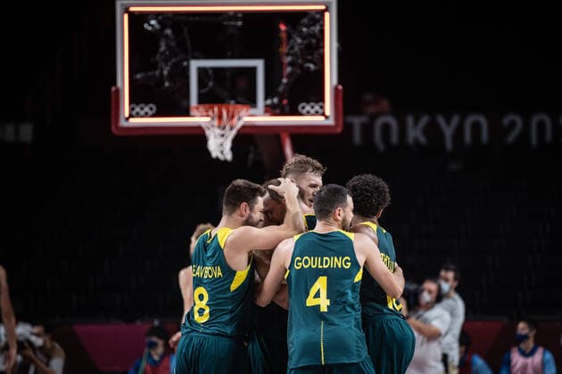 (210807) -- SAITAMA, Aug. 7, 2021 -- Players of Australia celebrate during the men s basketball bronze medal match between Slovenia and Australia at the Tokyo 2020 Olympic Games, Olympische Spiele, Olympia, OS in Saitama, Japan, Aug. 7, 2021. ) (TOKYO2020)JAPAN-SAITAMA-OLY-BASKETBALL-MEN S BRONZE MEDAL MATCH PanxYulong 