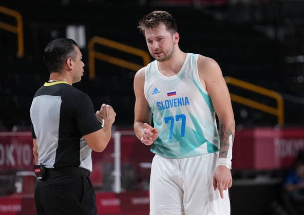 (210807) -- SAITAMA, Aug. 7, 2021 -- Luka Doncic (R) of Slovenia reacts during the men s basketball bronze medal match between Slovenia and Australia at the Tokyo 2020 Olympic Games, Olympische Spiele, Olympia, OS in Saitama, Japan, Aug. 7, 2021. ) (TOKYO2020)JAPAN-SAITAMA-OLY-BASKETBALL-MEN S BRONZE MEDAL MATCH MengxYongmin 