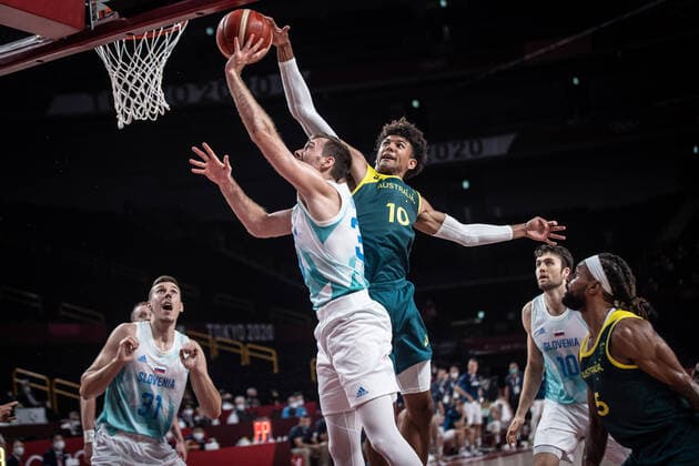 (210807) -- SAITAMA, Aug. 7, 2021 -- Matisse Thybulle (up) of Australia competes during the men s basketball bronze medal match between Slovenia and Australia at the Tokyo 2020 Olympic Games, Olympische Spiele, Olympia, OS in Saitama, Japan, Aug. 7, 2021. ) (TOKYO2020)JAPAN-SAITAMA-OLY-BASKETBALL-MEN S BRONZE MEDAL MATCH PanxYulong 