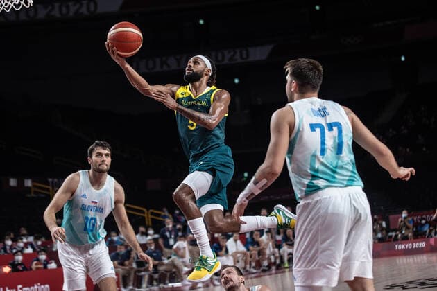 (210807) -- SAITAMA, Aug. 7, 2021 -- Patty Mills (C) of Australia competes during the men s basketball bronze medal match between Slovenia and Australia at the Tokyo 2020 Olympic Games, Olympische Spiele, Olympia, OS in Saitama, Japan, Aug. 7, 2021. ) (TOKYO2020)XHTP-JAPAN-SAITAMA-OLY-BASKETBALL-MEN S BRONZE MEDAL MATCH PanxYulong 