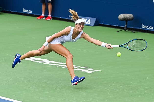 MONTREAL, QC - AUGUST 07: Bernarda Pera (USA) runs trying to reach for the ball during the qualifying WTA, Tennis Damen National Bank Open match on August 7, 2021 at IGA Stadium in Montreal, QC (Photo by David Kirouac Icon Sportswire) TENNIS: AUG 07 National Bank Open Icon210807053