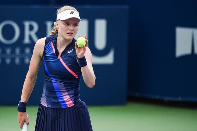 MONTREAL, QC - AUGUST 07: Harriet Dart (GBR) gets ready to serve the ball during the qualifying WTA, Tennis Damen National Bank Open match on August 7, 2021 at IGA Stadium in Montreal, QC (Photo by David Kirouac Icon Sportswire) TENNIS: AUG 07 National Bank Open Icon210807054