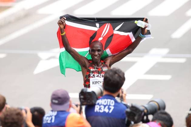 Sport Bilder des Tages Eliud Kipchoge (KEN) celebrates with the Kenya flag after winning gold in the Men s Maraton event, AUGUST 8, 2021 - Marathon : Men s Marathon during the Tokyo 2020 Olympic Games, Olympische Spiele, Olympia, OS in Sapporo, Hokkaido, Japan. Noxthirdxpartyxsales  (166741121)
