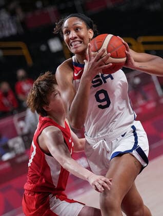 (210808) -- SAITAMA, Aug. 8, 2021 -- A ja Wilson (R) of the United States breaks through during the women s basketball final between the United States and Japan at the Tokyo 2020 Olympic Games, Olympische Spiele, Olympia, OS in Saitama, Japan, Aug. 8, 2021. ) (TOKYO2020)JAPAN-SAITAMA-OLY-BASKETBALL-WOMEN S FINAL-USA VS JPN MengxYongmin 