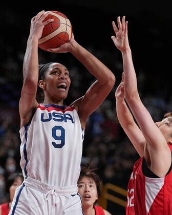 (210808) -- SAITAMA, Aug. 8, 2021 -- A ja Wilson (L) of the United States goes for a layup during the women s basketball final between the United States and Japan at the Tokyo 2020 Olympic Games, Olympische Spiele, Olympia, OS in Saitama, Japan, Aug. 8, 2021. ) (TOKYO2020)JAPAN-SAITAMA-OLY-BASKETBALL-WOMEN S FINAL-USA VS JPN MengxYongmin 