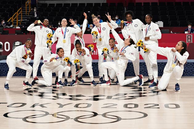 Members of the United States women s basketball team pose together following the awards ceremony at the Tokyo Olympic Games, Olympische Spiele, Olympia, OS in Tokyo, Japan, on Sunday, August 8, 2021. USA won gold, Japan silver and France the bronze.  OLY20210808217 RICHARDxELLIS