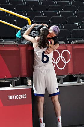 Sue Bird, 6, is congratulated by her partner USA soccer player Megan Rapinoe after United States women s basketball team defeated Japan to win the gold medal at the Tokyo Olympic Games, Olympische Spiele, Olympia, OS in Tokyo, Japan, on Sunday, August 8, 2021. USA won gold, Japan silver and France the bronze.  OLY20210808220 RICHARDxELLIS