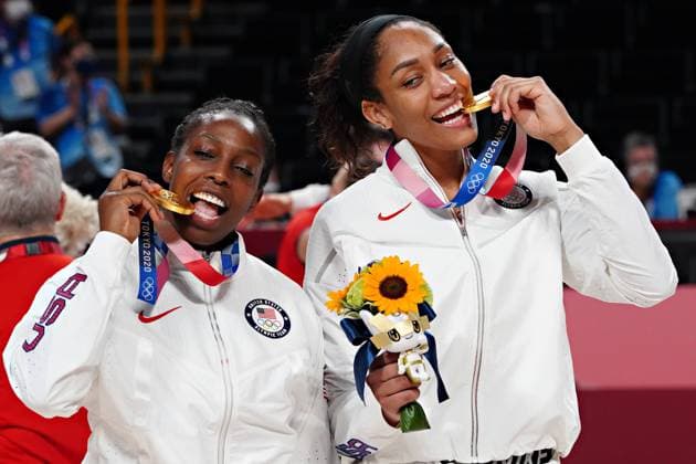 Chelsea Gray, left, and A Ja Wilson of the United States women s basketball team pose with their gold medals following the awards ceremony at the Tokyo Olympic Games, Olympische Spiele, Olympia, OS in Tokyo, Japan, on Sunday, August 8, 2021. USA won gold, Japan silver and France the bronze.  OLY20210808222 RICHARDxELLIS