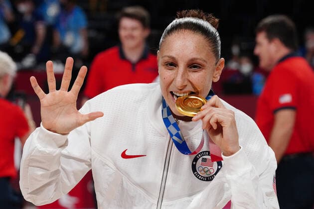 Diana Taurasi of the United States women s basketball team pose with their gold medals following the awards ceremony at the Tokyo Olympic Games, Olympische Spiele, Olympia, OS in Tokyo, Japan, on Sunday, August 8, 2021. USA won gold, Japan silver and France the bronze.  OLY20210808223 RICHARDxELLIS