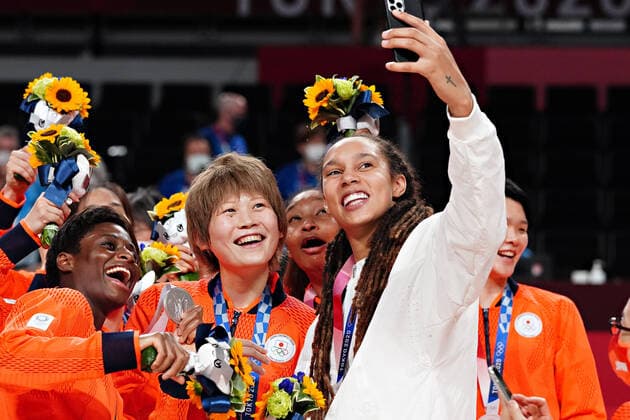 United States center Brittney Griner (c) takes a selfie with members of the Japan women s basketball team following the awards ceremony at the Tokyo Olympic Games, Olympische Spiele, Olympia, OS in Tokyo, Japan, on Sunday, August 8, 2021. USA won gold, Japan silver and France the bronze.  OLY20210808232 RICHARDxELLIS