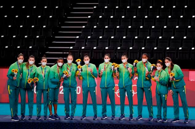 Brazil s players pose with the silver medal during the awards ceremony of women s volleyball at the 2020 Olympic Games, Olympische Spiele, Olympia, OS in the Ariake Arena in Tokyo, Japan, 08 August 2021. Tokyo 2020 Olympic Games - Volleyball: Brazil vs USA !ACHTUNG: NUR REDAKTIONELLE NUTZUNG!  Copyright: xMiguelxGutierrezx EVE9637 20210808-f19d57f7cb37adde1ee88aa63b33e40c91f0081d