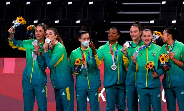 Brazil s players pose with the silver medal during the awards ceremony of women s volleyball at the 2020 Olympic Games, Olympische Spiele, Olympia, OS in the Ariake Arena in Tokyo, Japan, 08 August 2021. Tokyo 2020 Olympic Games - Volleyball: Brazil vs USA !ACHTUNG: NUR REDAKTIONELLE NUTZUNG!  Copyright: xMiguelxGutierrezx EVE9642 20210808-a8f978501e73ce136dbbe53daa25cad663e740e5
