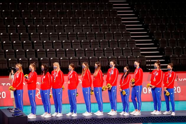 Serbia s players pose with the bronze medal during the awards ceremony of women s volleyball at the 2020 Olympic Games, Olympische Spiele, Olympia, OS in the Ariake Arena in Tokyo, Japan, 08 August 2021. Tokyo 2020 Olympic Games - Volleyball: Brazil vs USA !ACHTUNG: NUR REDAKTIONELLE NUTZUNG!  Copyright: xMiguelxGutierrezx EVE9640 20210808-87b9b6573ba12be05c3ceae9f80b5f87eb3d3900