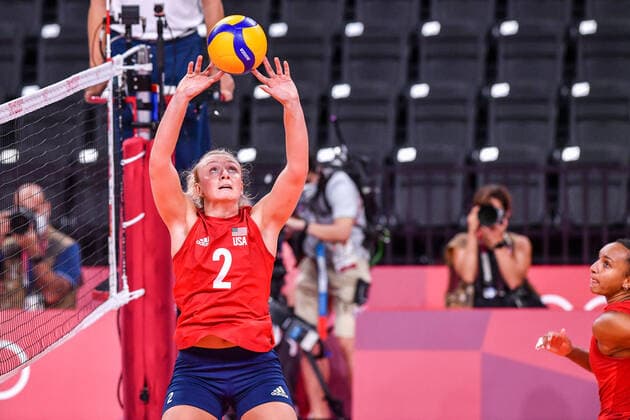 Volleyball, OLYMPICS, Tokyo 2020, 08 08 2021 Volleyball, Women s final, USA red vs BRA yellow , Jordyn Poulter to Foluke Akinradewo, right, Copyright: xBEAUTIFULxSPORTS TomxBlochx