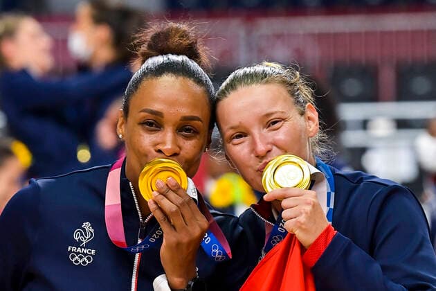 joie des joueuses de la France - medaille d or Allison Pineau (Fra) Amandine Leynaud (Fra) HANDBALL : Finale France vs Comite Olympique de la Russie - Jeux Olympiques - Tokyo 2020 - 08 08 2021 JBAutissier Panoramic 