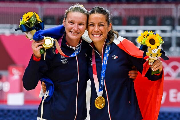 joie des joueuses de la France - medaille d or Amandine Leynaud (Fra) Cleopatre Darleux (Fra) HANDBALL : Finale France vs Comite Olympique de la Russie - Jeux Olympiques - Tokyo 2020 - 08 08 2021 JBAutissier Panoramic 
