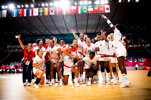 joie des joueuses de la France en fin de match HANDBALL : Finale France vs Comite Olympique de la Russie - Jeux Olympiques - Tokyo 2020 - 08 08 2021 JBAutissier Panoramic 