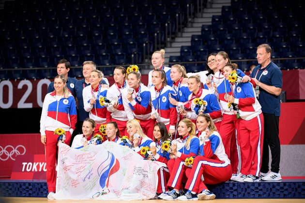 victory ceremony, french players cheering, team ROC, 2 place, silver medal, Silver Medal, Silver Medallist, silver medalist, cheering, joy, cheers, ROC FRA 25 30, Handball, Gold Medal Match, WomenÕs final, WomenÕs handball final, Yoyogi National Stadium 08 08 2021 Summer Olympics 2020, from 23 07 08 2021 in Tokyo Japan