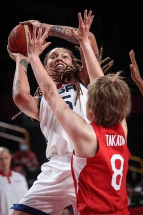 (210808) -- SAITAMA, Aug. 8, 2021 -- Brittney Griner (L) of the United States goes for a layup during the women s basketball final between the United States and Japan at the Tokyo 2020 Olympic Games, Olympische Spiele, Olympia, OS in Saitama, Japan, Aug. 8, 2021. ) (TOKYO2020)JAPAN-SAITAMA-OLY-BASKETBALL-WOMEN S FINAL-USA VS JPN PanxYulong 