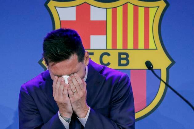 Bilder des Jahres 2021, Sport 08. August Sport Themen der Woche KW31 Sport Bilder des Tages Argentine forward Lionel Messi gets emotional during a press conference, PK, Pressekonferenz to explain his version of the reasons for his departure from Barcelona FC in Barcelona, Spain, 08 Augut 2021. Messi addresses press conference !ACHTUNG: NUR REDAKTIONELLE NUTZUNG!  Copyright: xAndreuxDalmaux GRAF1068 20210808-f2232063fd4553bc4180c2aaad12614178094f23