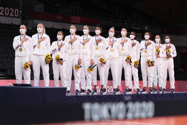 United States women s team group, Mannschaftsbild, Totale (USA), AUGUST 8, 2021 - Volleyball : Women s Medal Ceremony during the Tokyo 2020 Olympic Games, Olympische Spiele, Olympia, OS at the Ariake Arena in Tokyo, Japan. Noxthirdxpartyxsales  (166770187)