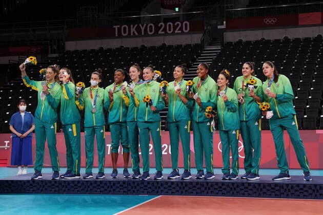 Brazil women s team group, Mannschaftsbild, Totale (BRA), AUGUST 8, 2021 - Volleyball : Women s Medal Ceremony during the Tokyo 2020 Olympic Games, Olympische Spiele, Olympia, OS at the Ariake Arena in Tokyo, Japan. Noxthirdxpartyxsales  (166770192)