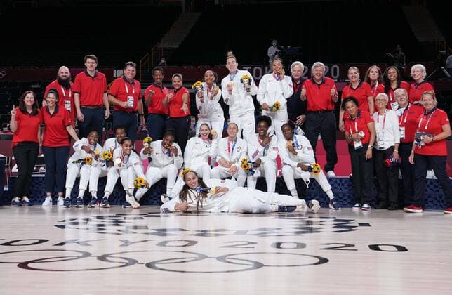 (210808) -- SAITAMA, Aug. 8, 2021 -- Team USA pose for photos after the women s basketball final between the United States and Japan at the Tokyo 2020 Olympic Games, Olympische Spiele, Olympia, OS in Saitama, Japan, Aug. 8, 2021. ) (TOKYO2020)JAPAN-SAITAMA-OLY-BASKETBALL-WOMEN S FINAL-USA VS JPN MengxYongmin 