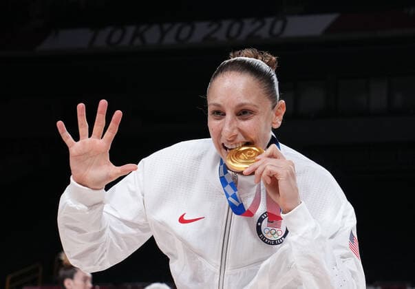 (210808) -- SAITAMA, Aug. 8, 2021 -- Diana Taurasi of the United States poses for photos after the women s basketball final between the United States and Japan at the Tokyo 2020 Olympic Games, Olympische Spiele, Olympia, OS in Saitama, Japan, Aug. 8, 2021. ) (TOKYO2020)JAPAN-SAITAMA-OLY-BASKETBALL-WOMEN S FINAL-USA VS JPN MengxYongmin 