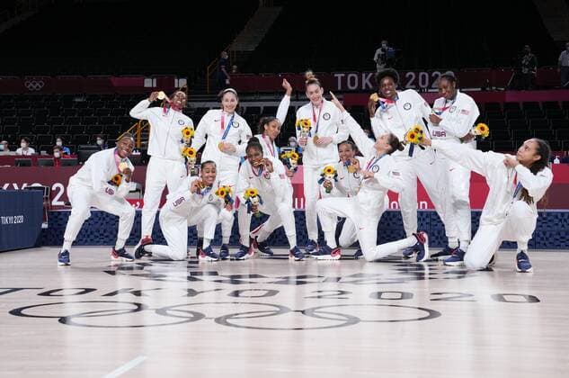 (210808) -- SAITAMA, Aug. 8, 2021 -- Players of the United States pose for photos after the women s basketball final between the United States and Japan at the Tokyo 2020 Olympic Games, Olympische Spiele, Olympia, OS in Saitama, Japan, Aug. 8, 2021. ) (TOKYO2020)JAPAN-SAITAMA-OLY-BASKETBALL-WOMEN S FINAL-USA VS JPN MengxYongmin 