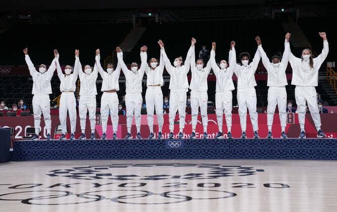 (210808) -- SAITAMA, Aug. 8, 2021 -- Players of the United States pose during the awarding ceremony after the women s basketball final between the United States and Japan at the Tokyo 2020 Olympic Games, Olympische Spiele, Olympia, OS in Saitama, Japan, Aug. 8, 2021. ) (TOKYO2020)JAPAN-SAITAMA-OLY-BASKETBALL-WOMEN S FINAL-USA VS JPN MengxYongmin 