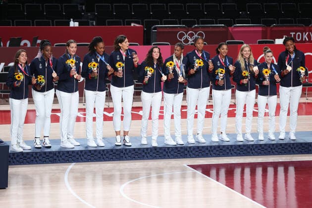 (210808) -- TOKYO, Aug. 8, 2021 -- Bronze medalists of Team France pose for a photo on the women s basketball awarding ceremony at Tokyo 2020 Olympic Games, Olympische Spiele, Olympia, OS in Tokyo, Japan, Aug. 8, 2021. ) (TOKYO2020)JAPAN-TOKYO-OLY-BASKETBALL-WOMEN-AWARDING CEREMONY PanxYulong 