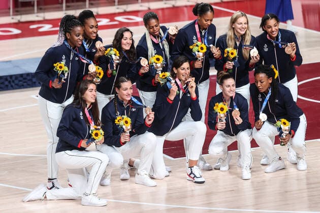 (210808) -- TOKYO, Aug. 8, 2021 -- Bronze medalists of Team France pose for a photo on the women s basketball awarding ceremony at Tokyo 2020 Olympic Games, Olympische Spiele, Olympia, OS in Tokyo, Japan, Aug. 8, 2021. ) (TOKYO2020)JAPAN-TOKYO-OLY-BASKETBALL-WOMEN-AWARDING CEREMONY PanxYulong 
