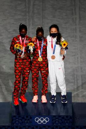 Kenyan Peres Jepchirchir (C-gold) and Brigid Kosgei (L-silver) and US Molly Seidelthe (R-bronze) celebrate on the podium of the women s marathon during the Closing Ceremony of the Tokyo 2020 Olympic Games, Olympische Spiele, Olympia, OS at the Olympic Stadium in Tokyo, Japan, 08 August 2021. Tokyo 2020 Olympic Games - Closing Ceremony !ACHTUNG: NUR REDAKTIONELLE NUTZUNG!  Copyright: xLavandeiraxJrx EVE9684 20210808-582031885ec5fa862200f7c3e6f82ab1cee97923