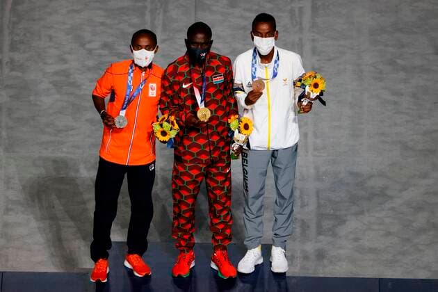 Kenyan Eliud Kipchoge (C-gold), Dutch Abdi Nageeye (L-silver) and Belgian Bashir Abdi (R-bronze) celebrate on the podium of the men s marathon during the Closing Ceremony of the Tokyo 2020 Olympic Games, Olympische Spiele, Olympia, OS at the Olympic Stadium in Tokyo, Japan, 08 August 2021. Tokyo 2020 Olympic Games - Closing Ceremony !ACHTUNG: NUR REDAKTIONELLE NUTZUNG!  Copyright: xLavandeiraxJrx EVE9686 20210808-2141f8d51008253e6587a646c77461052deab92b