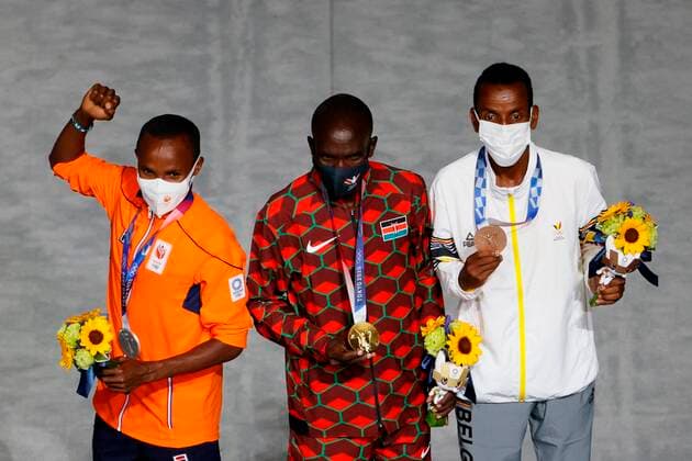 Tokyo 2020 in 2021, athletics, marathon, men, award ceremony, Eliud Kipchoge wins gold