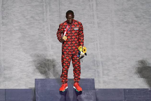Mandatory Credit: Photo by Daniela Porcelli SPP Shutterstock (12253585t) Eliud Kipchoge (Kenya) celebrates his gold medal during the Tokyo Olympics 2020 closing ceremony at the Olympic Stadium in Tokyo, Japan. Closing ceremony - Tokyo Olympics 2020 - Olympic Stadium Tokyo, Japan, August 8th 2021:, Toyko, Japan - 08 Aug 2021 Closing ceremony - Tokyo Olympics 2020 - Olympic Stadium Tokyo, Japan, August 8th 2021:, Toyko, Japan - 08 Aug 2021  Copyright: xDanielaxPorcelli SPP Shutterstockx 12253585t