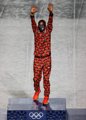 2020 Tokyo Olympic Games, Olympische Spiele, Olympia, OS - Closing Ceremony, Olympic Stadium, Tokyo, Japan 8 8 2021 Men s marathon gold medalist Eliud Kipchoge of Kenya Eliud Kipchoge 8 8 2021  Copyright: x INPHO BryanxKeanex AZ4I9798