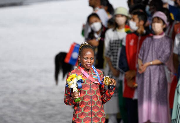 Victory ceremony, victory ceremony, womenÕs marathon, womenÕs marathon, v l JEPCHIRCHIR Peres KEN , winner, Olympic champion, 1 place, gold medal, gold medalist, Olympic champion, Gold Medallist, Closing Ceremony Olympic Stadium, on 08 08 2021 Summer Olympics 2020, from 23 07 08 2021 in Tokyo Japan