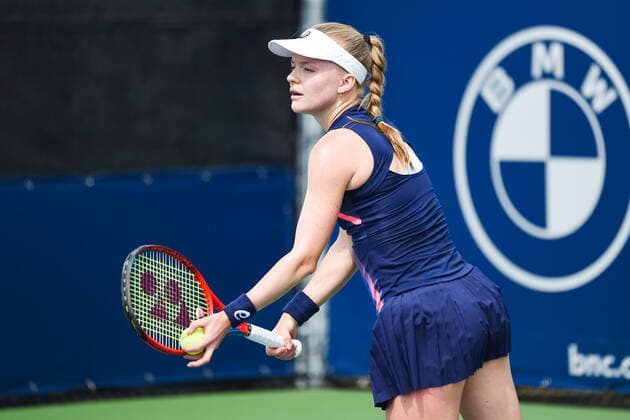 August 08, 2021: Harriet Dart (GBR) gets ready to serve the ball during the WTA, Tennis Damen National Bank Open qualifying round match at IGA Stadium in Montreal, Quebec. CSM Montreal Canada - ZUMAc04_ 20210808_zaf_c04_014 Copyright: xDavidxKirouacx