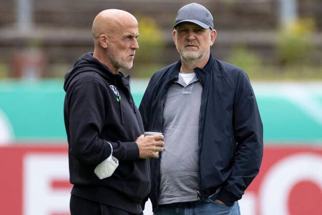 Fußball: DFB-Pokal, Saison 2021 2022, 1. Runde, SC Preußen Münster - VfL Wolfsburg am 08.08.2021 in Münster (Nordrhein-Westfalen). Wolfsburgs Co-Trainer Michael Frontzeck (links) und Geschäftsführer Jörg Schmadtke im Gespräch WICHTIGER HINWEIS: Gemäß den Vorgaben der DFL Deutsche Fußball Liga bzw. des DFB Deutscher Fußball-Bund ist es untersagt, in dem Stadion und oder vom Spiel angefertigte Fotoaufnahmen in Form von Sequenzbildern und oder videoähnlichen Fotostrecken zu verwerten bzw. verwerten zu lassen. *** Football DFB Cup, season 2021 2022, 1 round, SC Preußen Münster VfL Wolfsburg on 08 08 2021 in Münster North Rhine Westphalia Wolfsburgs co-trainer Michael Frontzeck left and Managing Director Sport Jörg Schmadtke in conversation IMPORTANT NOTE According to the specifications of the DFL German Football League and the DFB German Football Association is prohibited in the stadium and or from the game made photographs in the form of sequence images and or video-like photo series to exploit or to let exploit Copyright: xKirchner MarcoxSteinbrennerx
