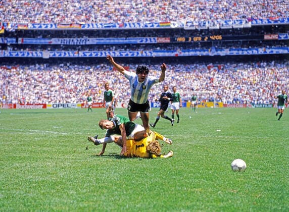 29.06.86 Argentinien - Deutschland Mexiko, Mexiko-Stadt, 29.06.1986, Fussball, FIFA WM 1986 in Mexiko, Finale, Argentinien - DFB Deutschland (3:2): v.l. Karlheinz Förster, Harald Toni Schumacher (beide Deutschland), Diego Maradona (Argentinien). *** 29 06 86 Argentina Germany Mexico, Mexico City, 29 06 1986, Football, FIFA World Cup 1986 in Mexico, Final, Argentina DFB Germany 3 2 f l Karlheinz Förster, Harald Toni Schumacher both Germany , Diego Maradona Argentina
